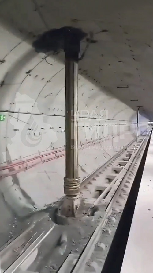 Буровая установка пробила свод тоннеля в метро