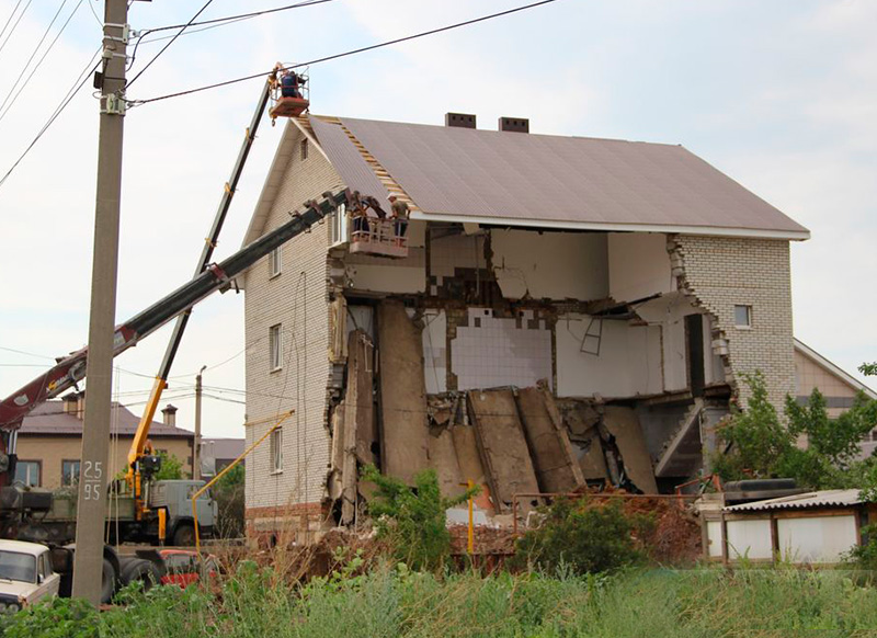 Трехэтажный дом в Орске обрушился, из-за просадки фундамента