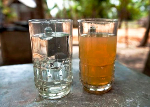 Прозрачная и ржавая воды в стакане